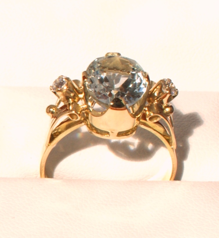 Akvamarín s diamanty.Autorský šperk