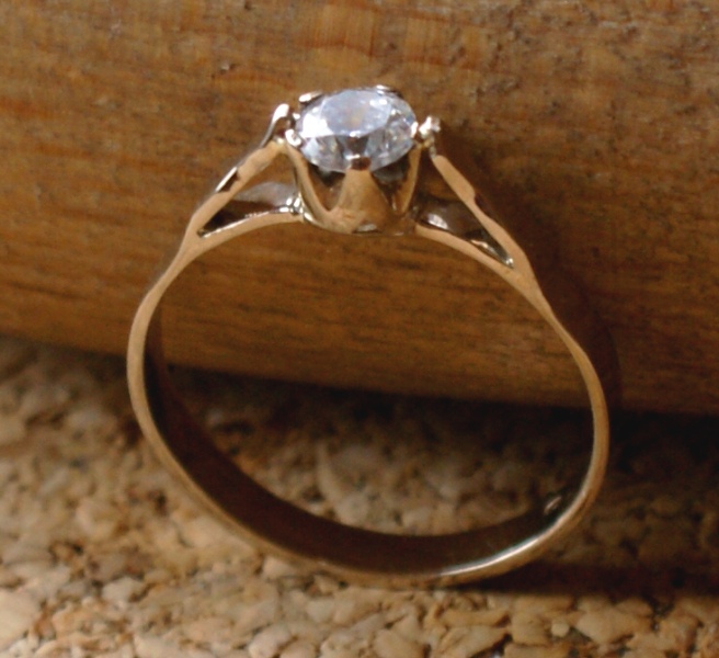 Zásnubný prsteň s diamantom.